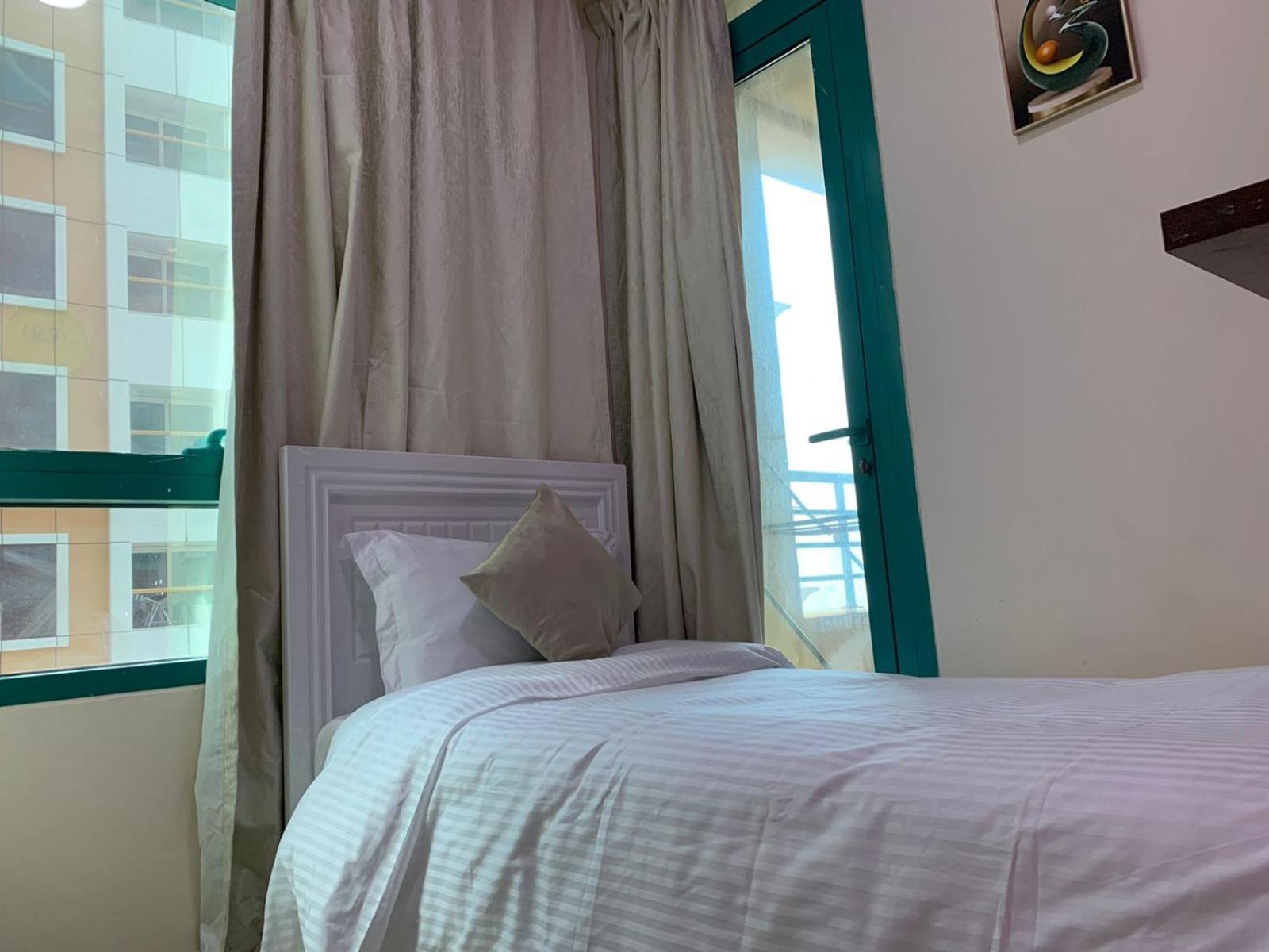 Nice Single Rooms For "Girls" Only In Dubai, Marina Экстерьер фото