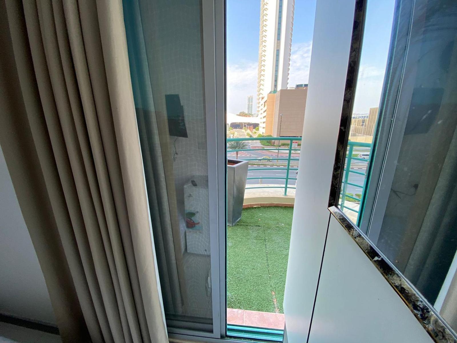Nice Single Rooms For "Girls" Only In Dubai, Marina Экстерьер фото