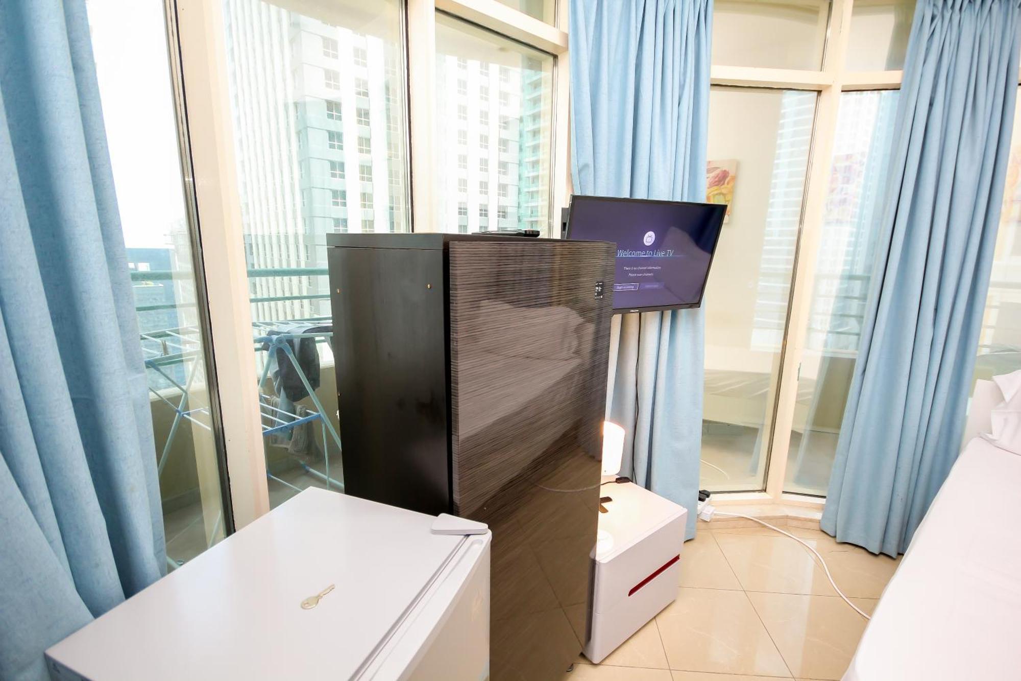 Nice Single Rooms For "Girls" Only In Dubai, Marina Экстерьер фото