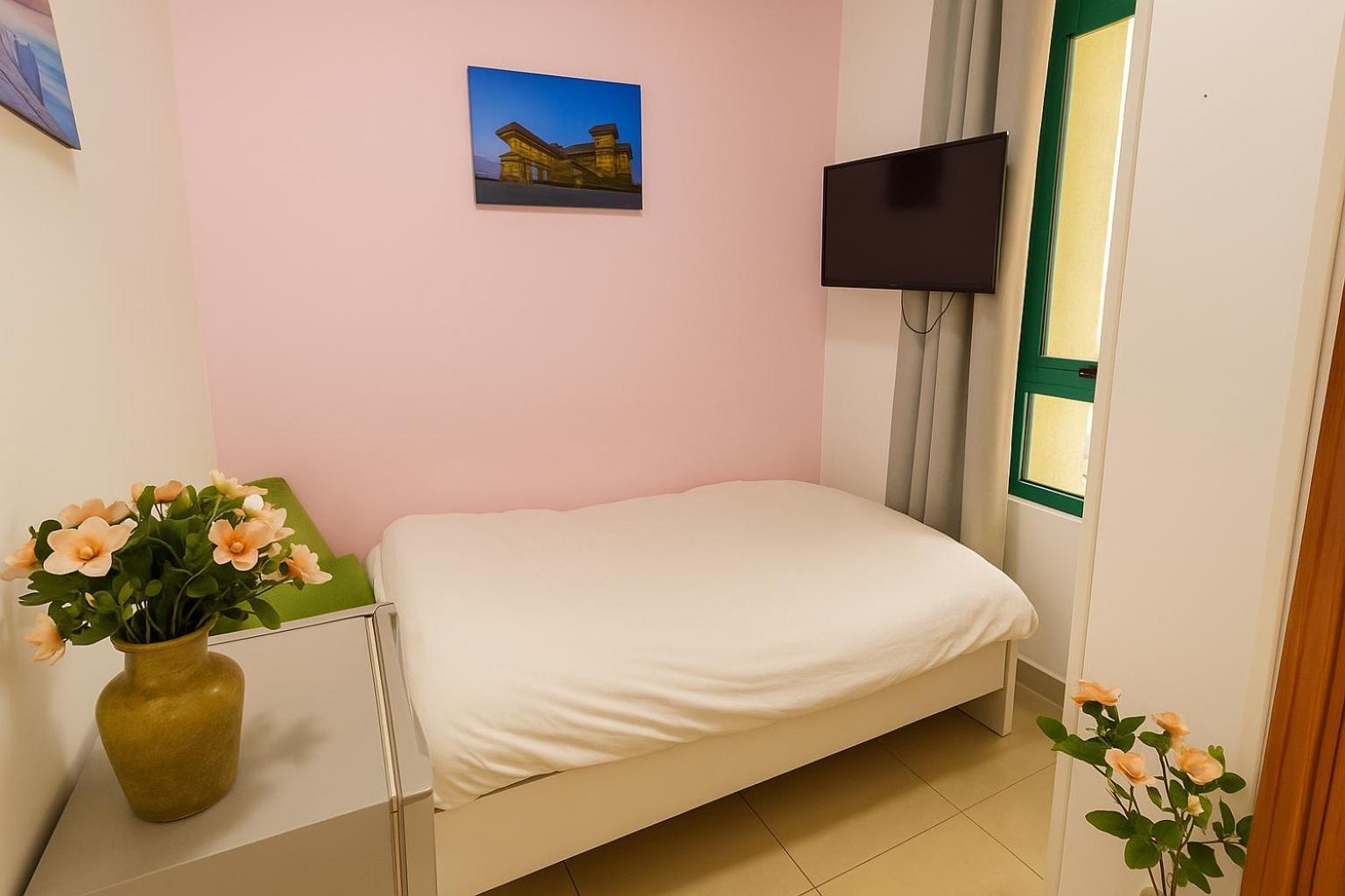 Nice Single Rooms For "Girls" Only In Dubai, Marina Экстерьер фото